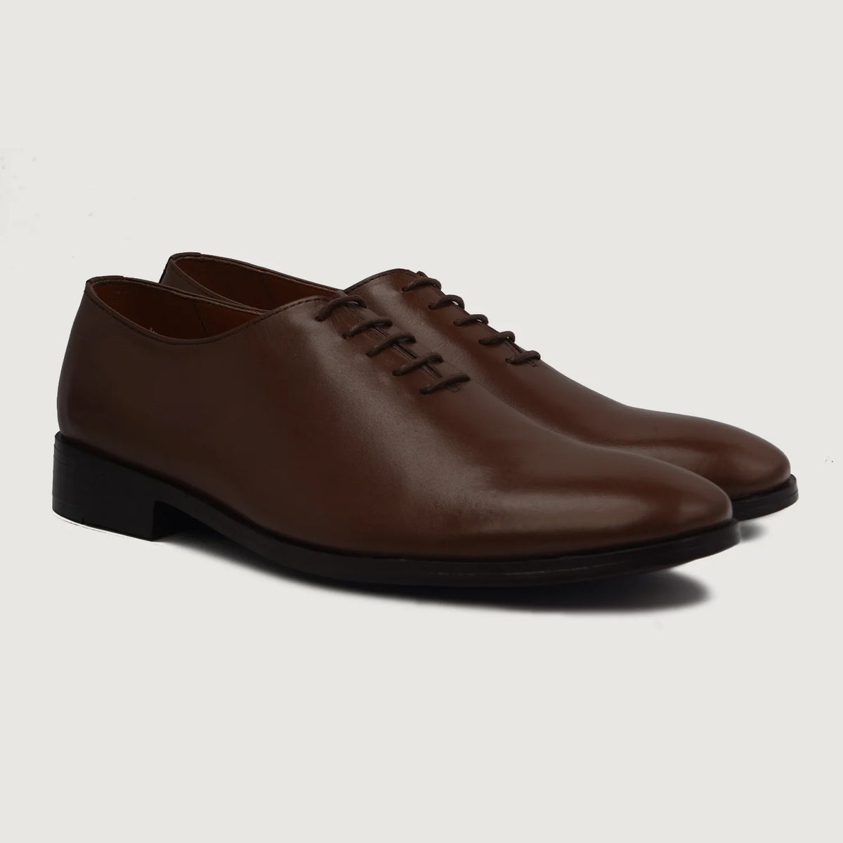 Director Wholecut Коричневий Шкіряне взуття для Чоловіків For Men in Brown Full-Grain Leather - Вигляд спереду та приталений силует | Купити в офіційному онлайн-магазині