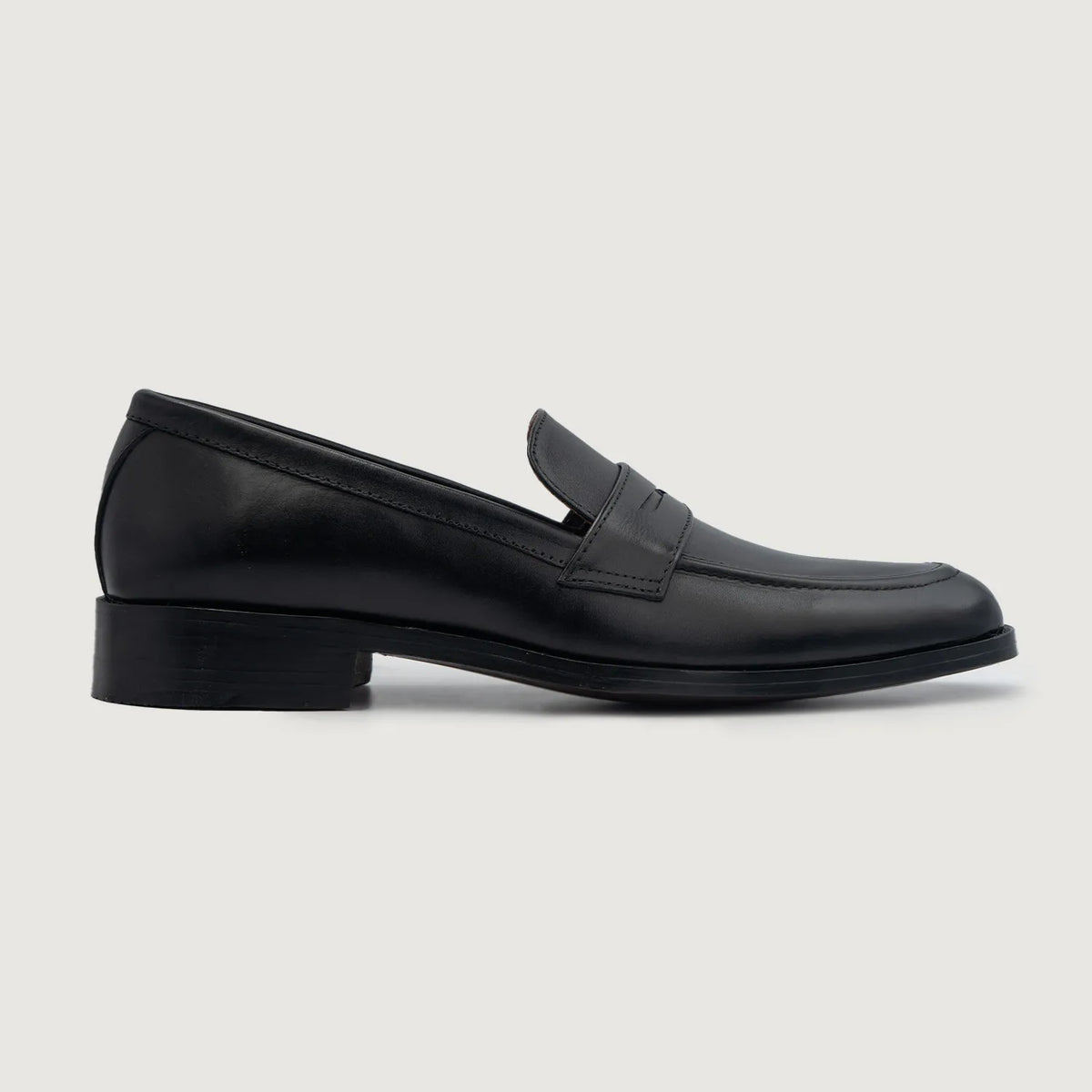 Black Full-Grain leather Loafers - Рантова конструкція Goodyear Welt та носок взуття