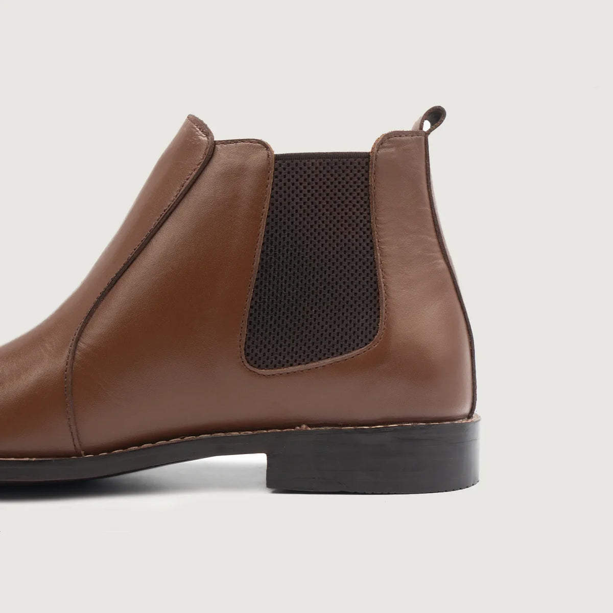 High-Traction Rubber Outsole & Lug Tread Pattern on Clarkson Chelsea Коричневий Шкіряні черевики для Чоловіків For Men