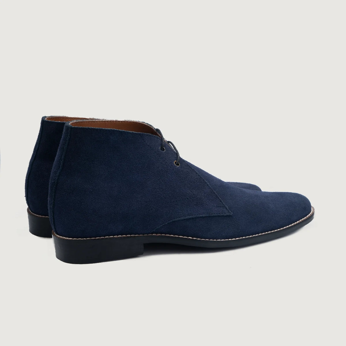 High-Traction Rubber Outsole & Lug Tread Pattern on Corry Chukka Midnight Синій Suede Шкіряні черевики для Чоловіків For Men