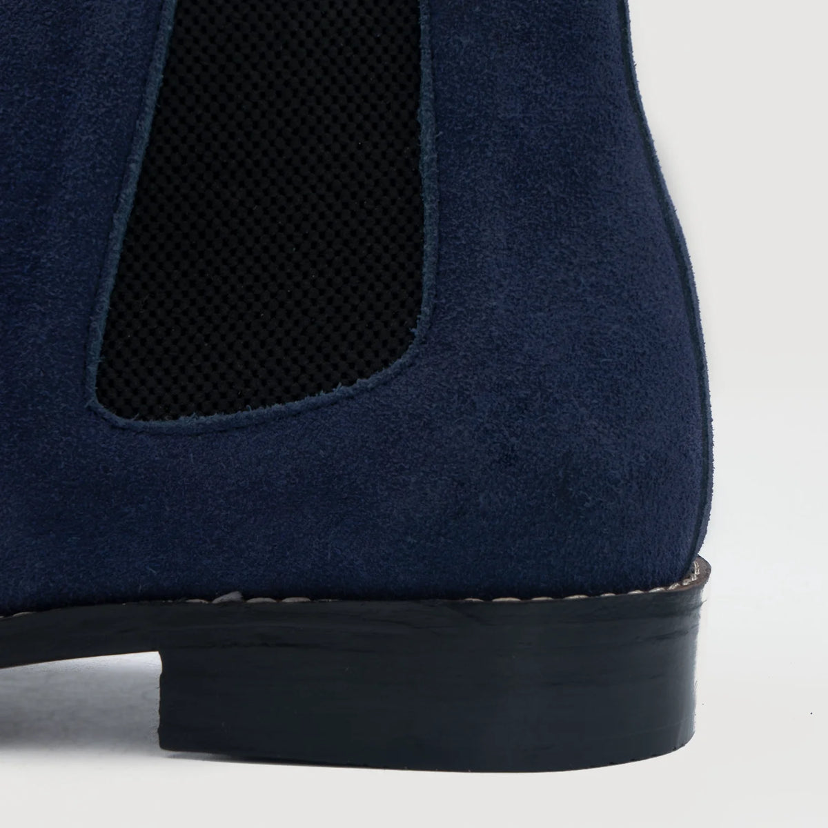 High-Traction Rubber Outsole & Lug Tread Pattern on Clarkson Chelsea Midnight Синій Suede Шкіряні черевики для Чоловіків For Men