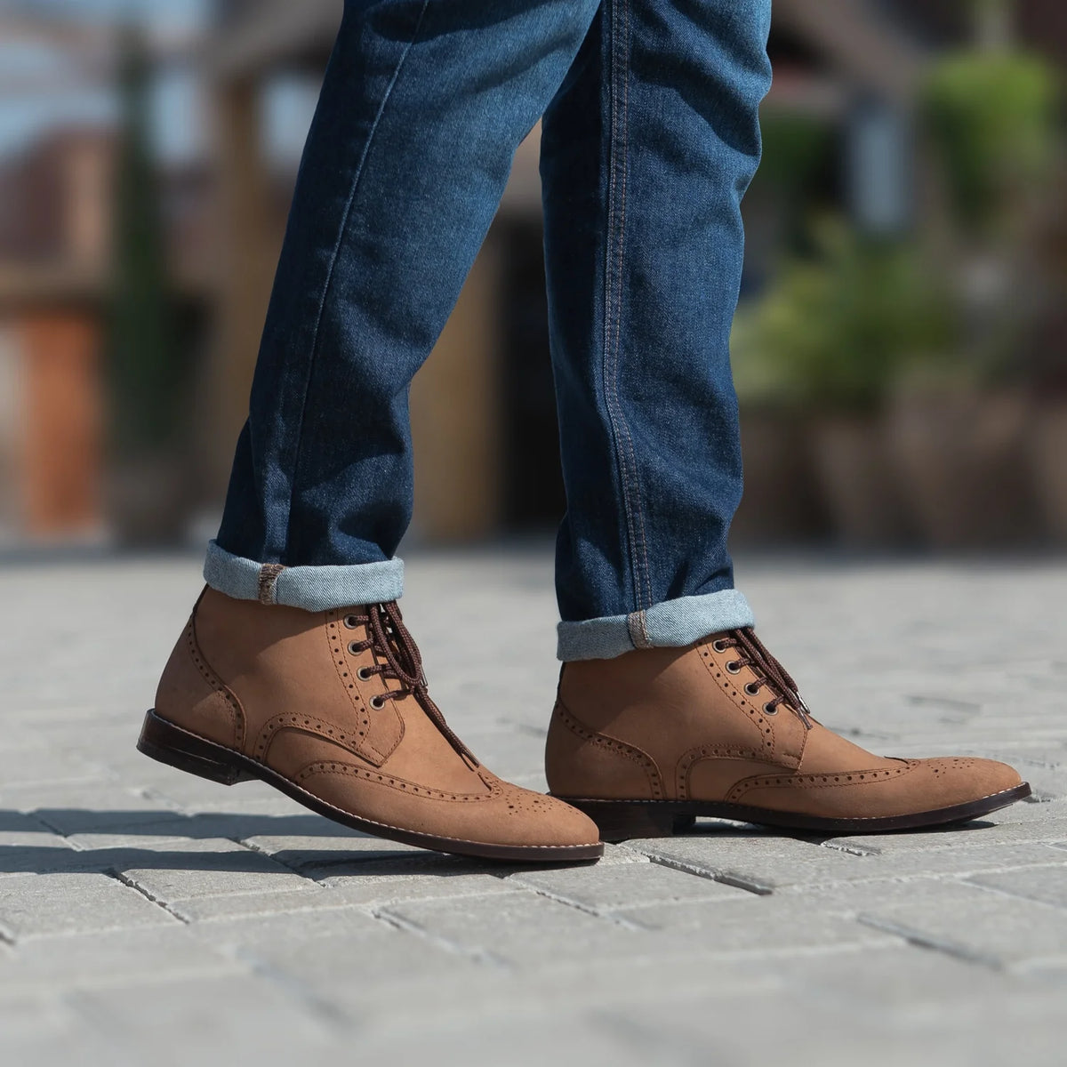 Як виглядає на людині:  Duster Brogues Derby Коричневий Nubuck Шкіряні черевики для Чоловіків For Men на моделі — природне спадання при денному світлі