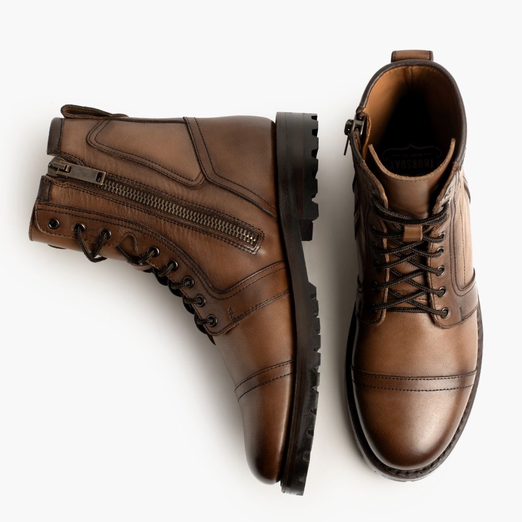 Крупний план деталей of Classic Collar & Heavy-Duty Zipper Hardware on Casa Moto Amber Wheat Шкіряні черевики для Чоловіків