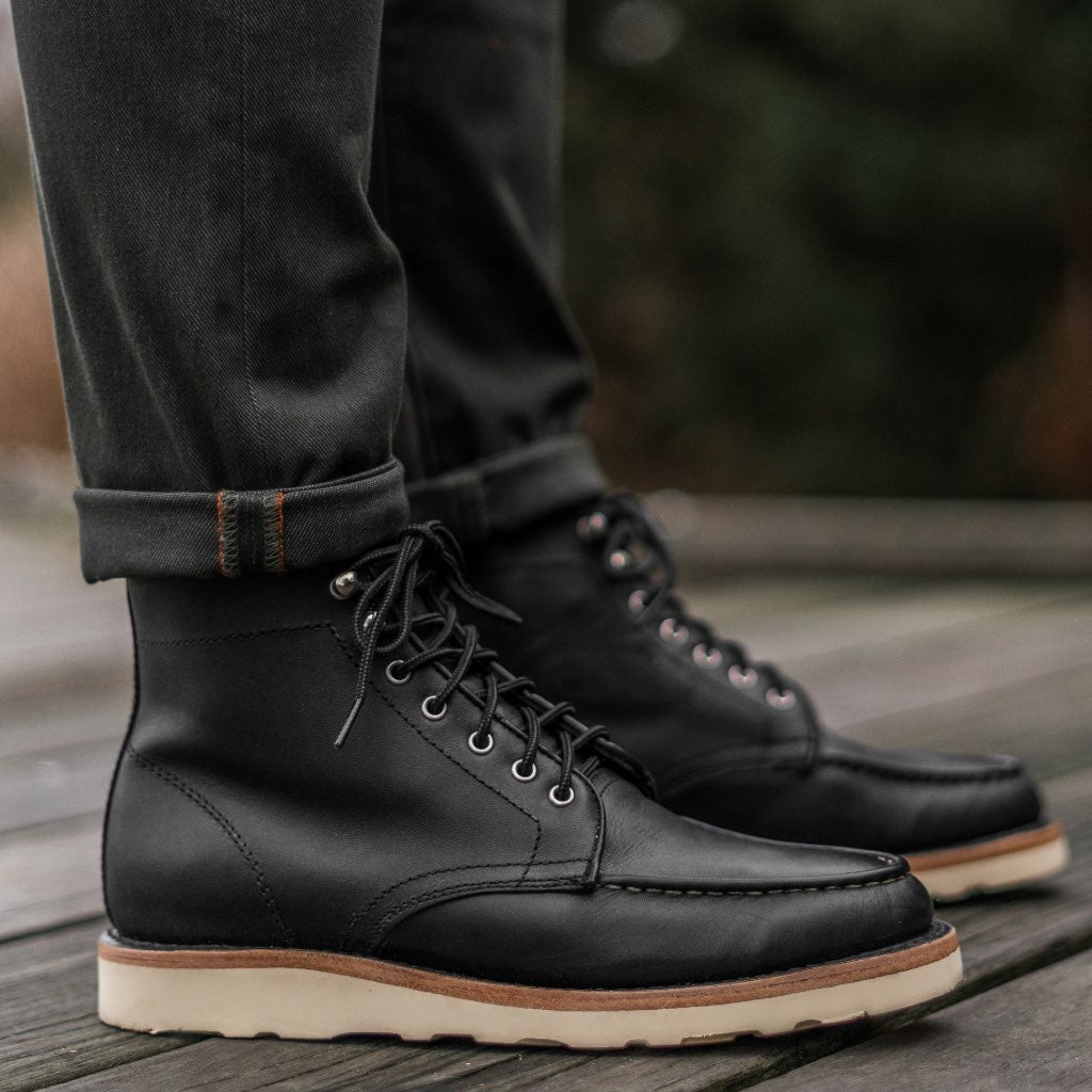 High-Traction Rubber Outsole & Lug Tread Pattern on Diplomat Чорний Matte Шкіряні черевики для Чоловіків