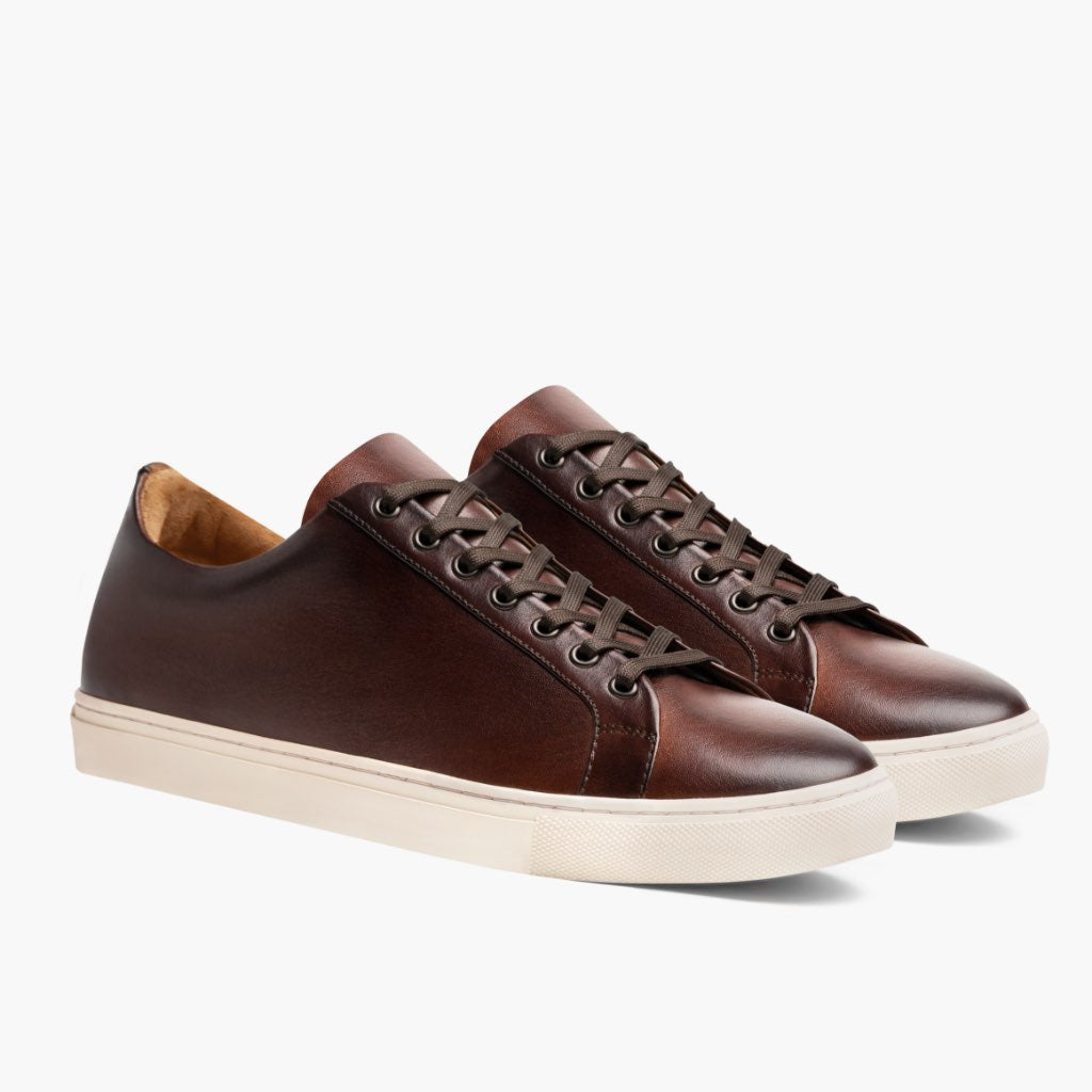 Premier Low Top Coffee Шкіряні кеди для Чоловіків For Men in Classic Full-Grain Leather - Вигляд збоку | Купити в офіційному онлайн-магазині