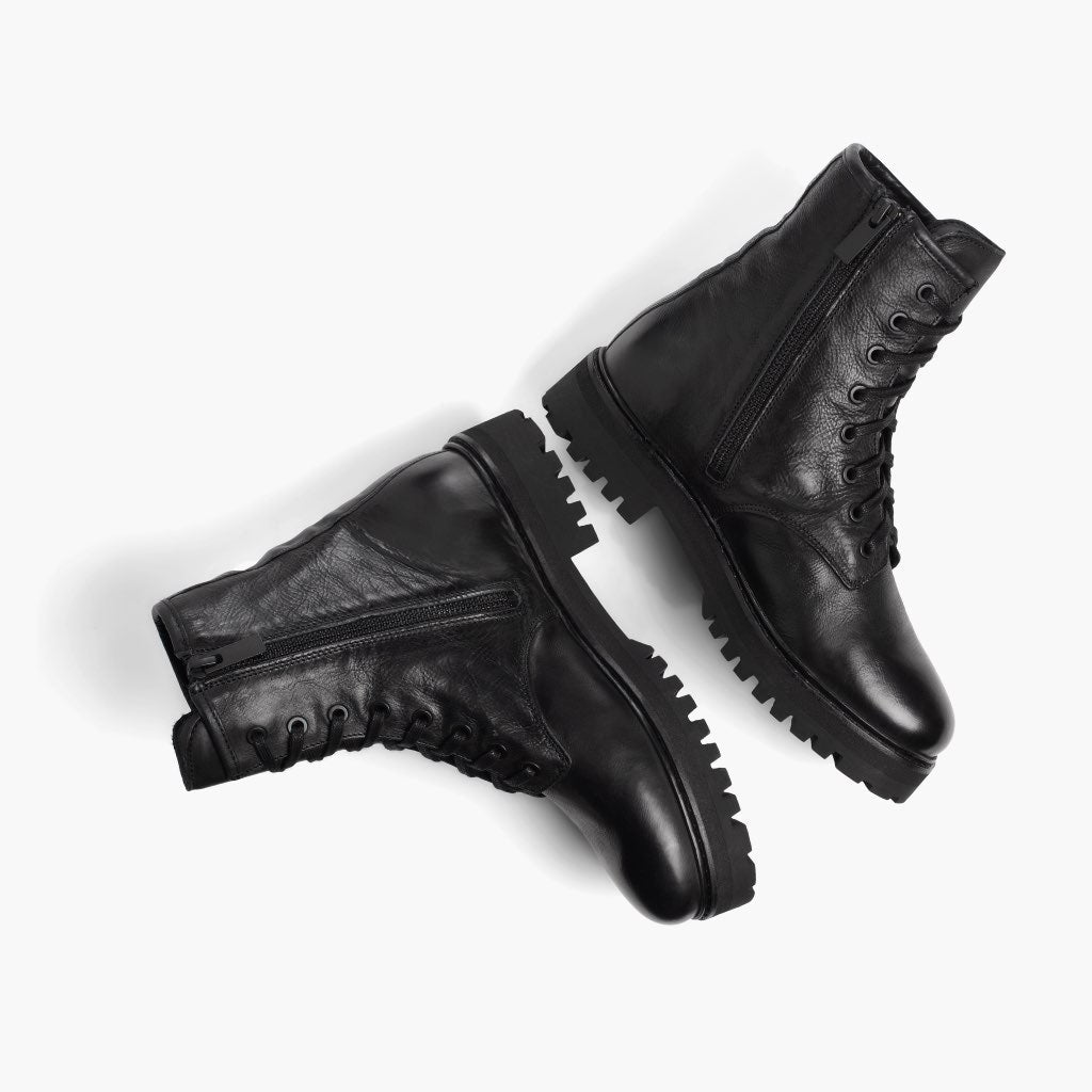 High-Traction Rubber Outsole & Lug Tread Pattern on Combat Чорний Шкіряні черевики для Жінок