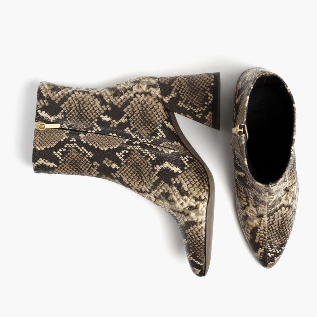 High-Traction Rubber Outsole & Lug Tread Pattern on Heartbreaker Snake Print Шкіряні черевики для Жінок