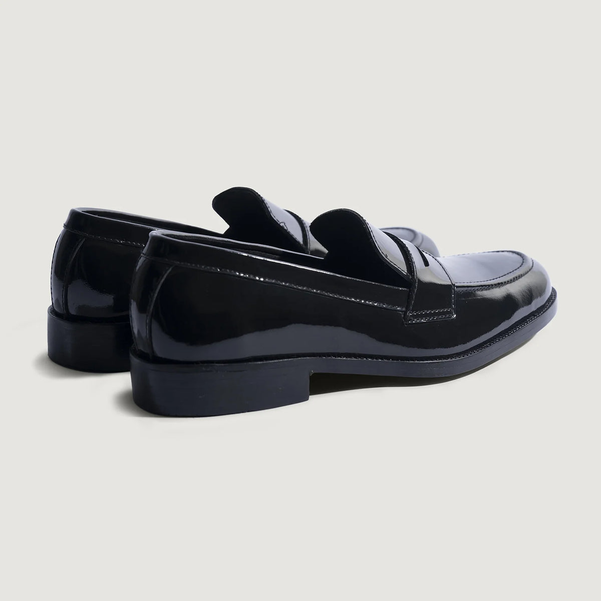 High-Traction Rubber Outsole & Lug Tread Pattern on Baxton Чорний Patent Шкіряні лофери для Чоловіків For Men
