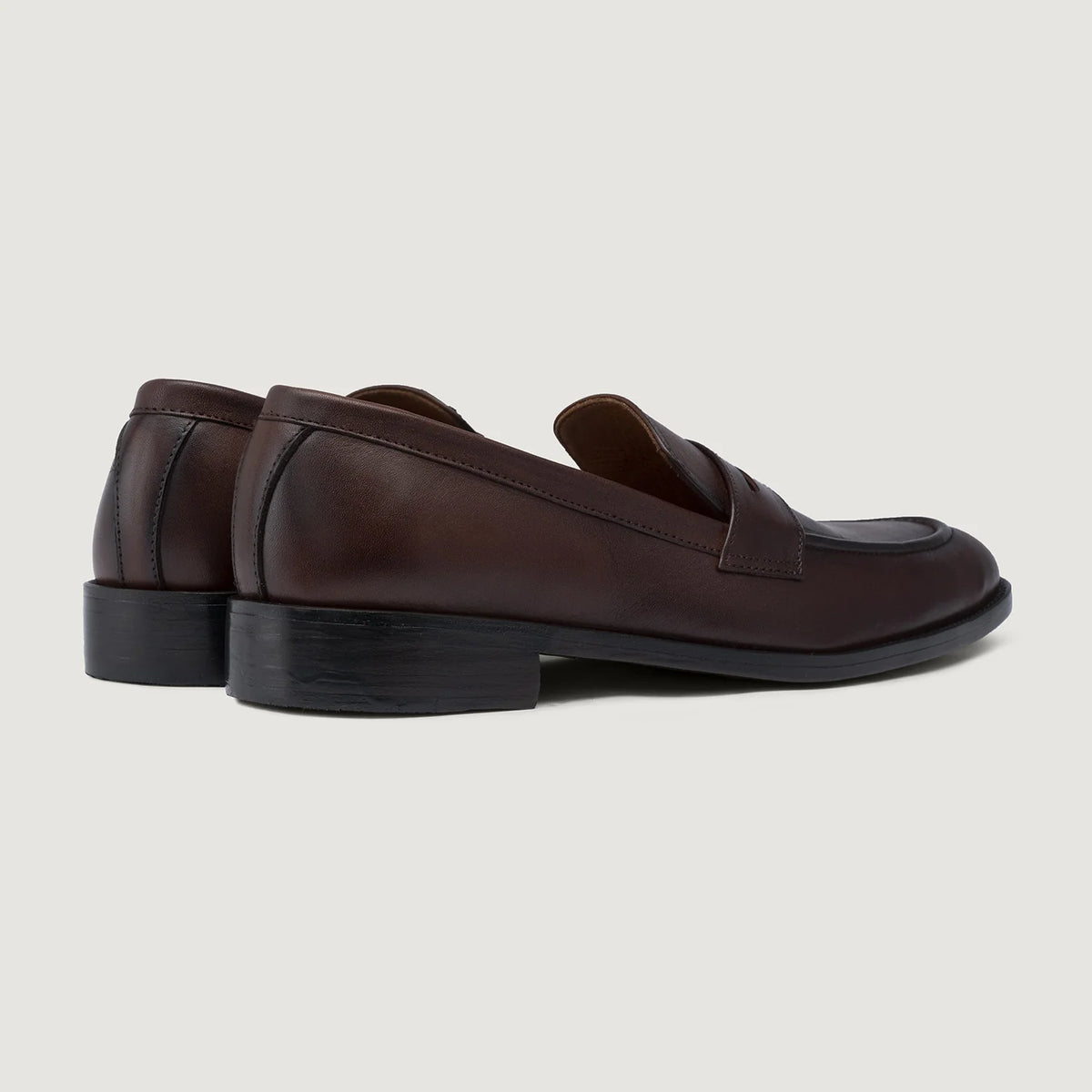 High-Traction Rubber Outsole & Lug Tread Pattern on Baxton Burnished Коричневий Шкіряні лофери для Чоловіків For Men