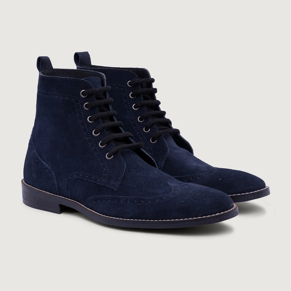 Duster Brogues Blue Suede Leather Boots StudGuard For Men in Blue Goatskin Suede - Вигляд спереду та приталений силует | Купити в офіційному онлайн-магазині