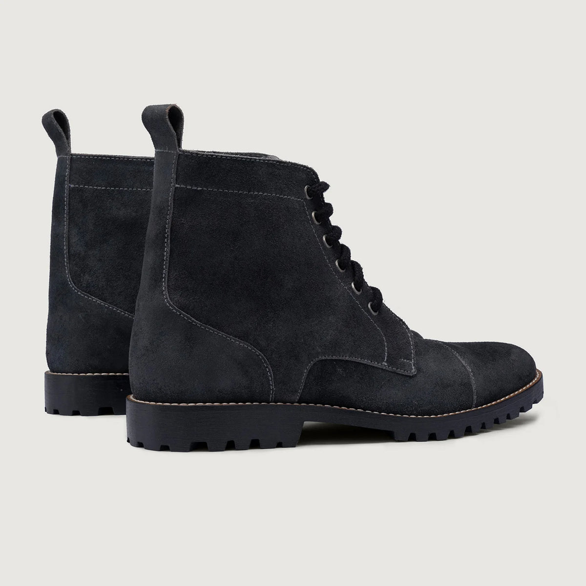 High-Traction Rubber Outsole & Lug Tread Pattern on Knight Derby Grey Suede Шкіряні черевики - TerraGrip для Чоловіків