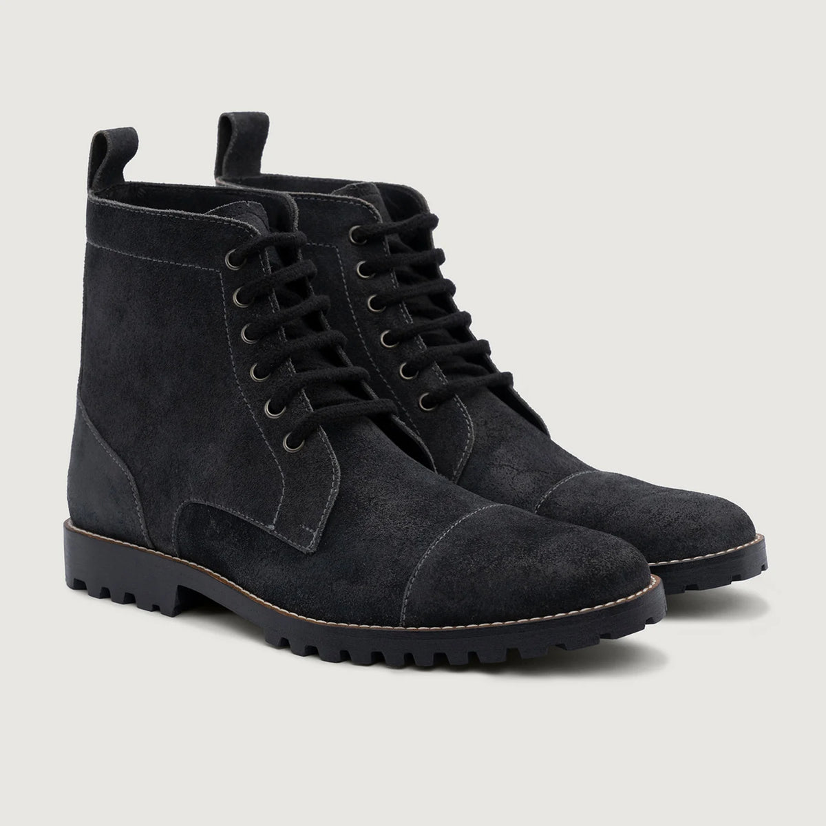 Knight Derby Grey Suede Шкіряні черевики - TerraGrip для Чоловіків in Distressed Grey Goatskin Suede - Вигляд збоку | Купити в офіційному онлайн-магазині