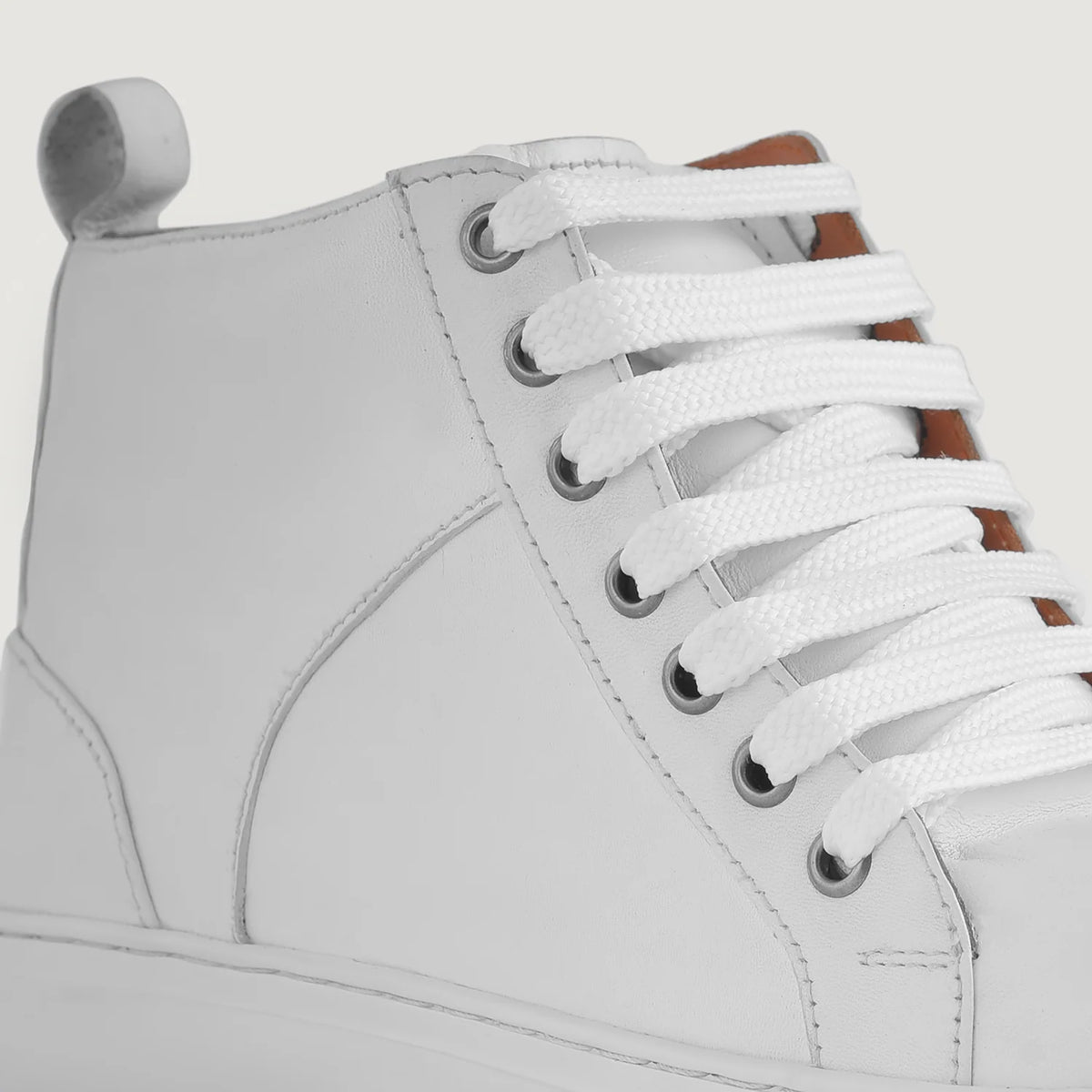 High-Traction Rubber Outsole & Lug Tread Pattern on Marty High Top White Шкіряні кеди для Чоловіків