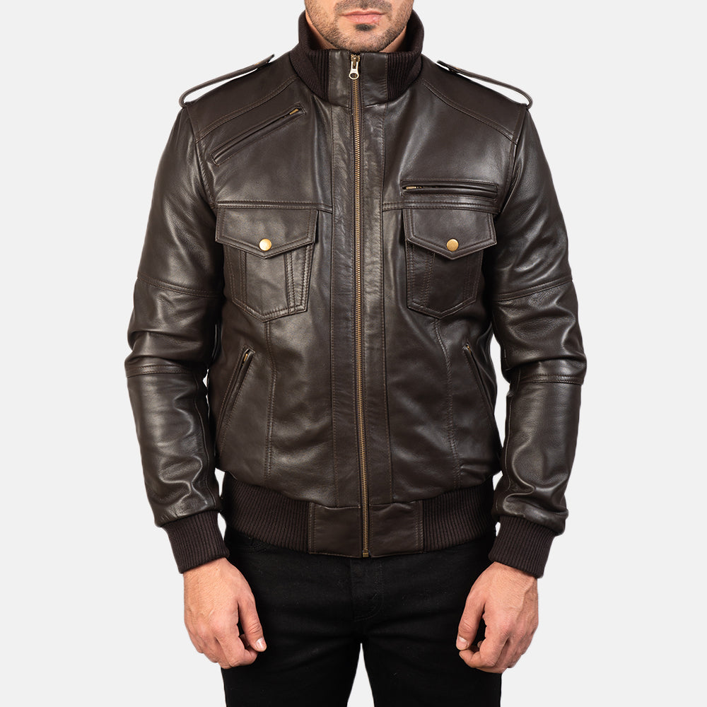 
Крупний план деталей of High neck & Zipper Hardware on Agent Shadow Коричневий Шкіряний бомбер для Чоловіків