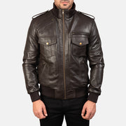 
Крупний план деталей of High neck & Zipper Hardware on Agent Shadow Коричневий Шкіряний бомбер для Чоловіків
