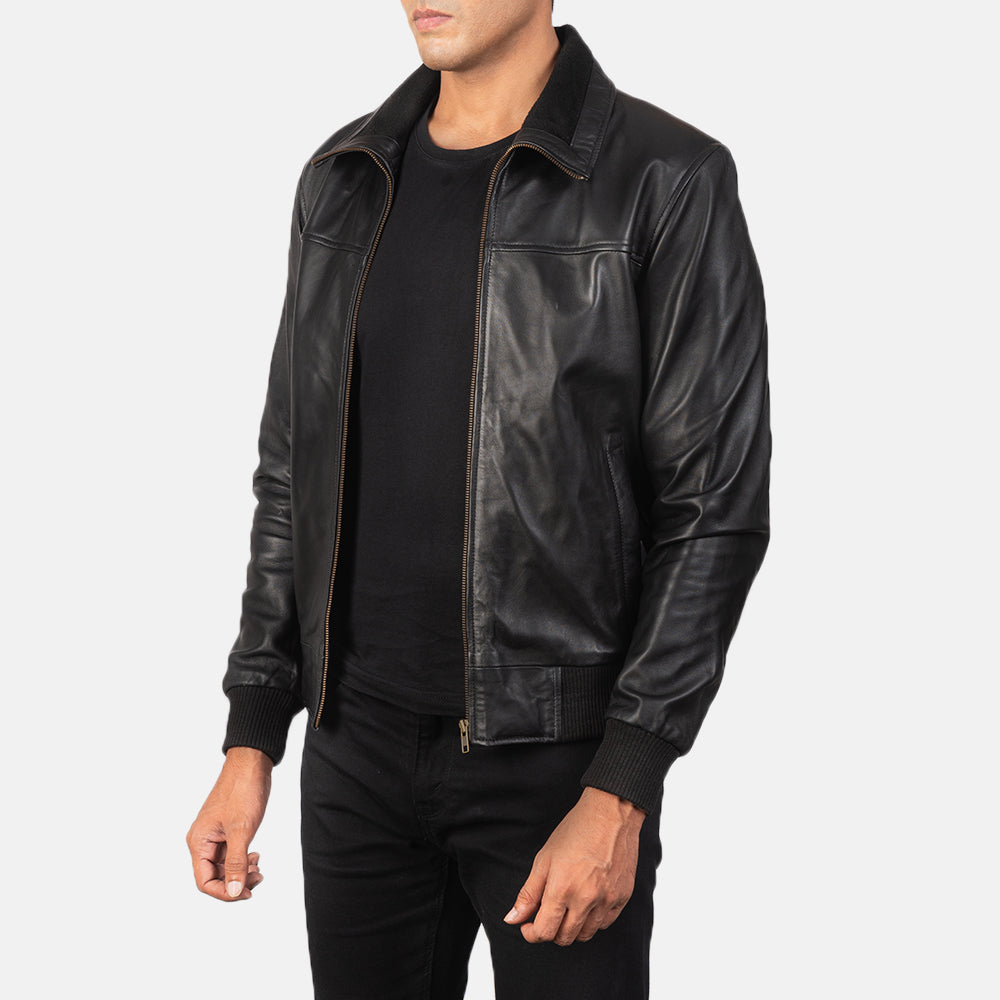 
Black Sheepskin Leather Bomber Jacket - Вигляд ззаду з ідеальною посадкою по плечах та рівним подолом