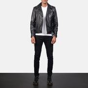 
Allaric Alley Black Leather Biker Jacket - Вигляд збоку з ергономічним кроєм рукава