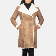 
Amie Distressed Brown Double Breasted Shearling Coat - Вигляд збоку з ергономічним кроєм рукава