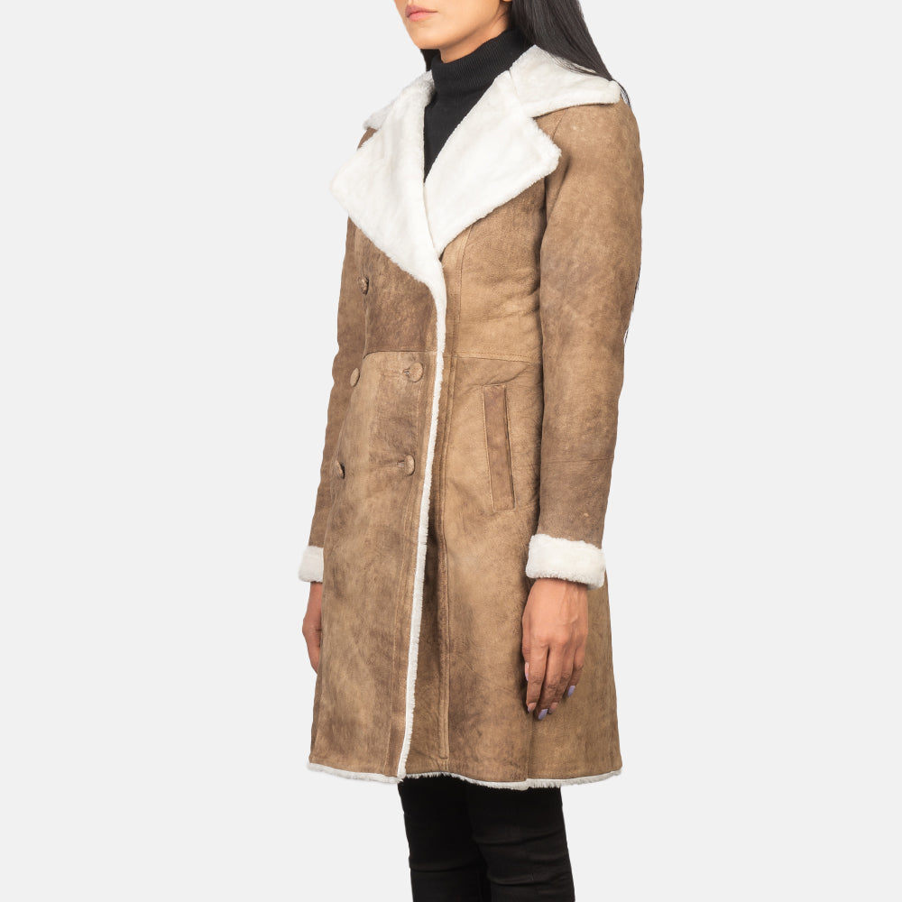
Крупний план деталей of Notch & Leather Buttons Hardware on Amie Distressed Brown Double Breasted Shearling Coat