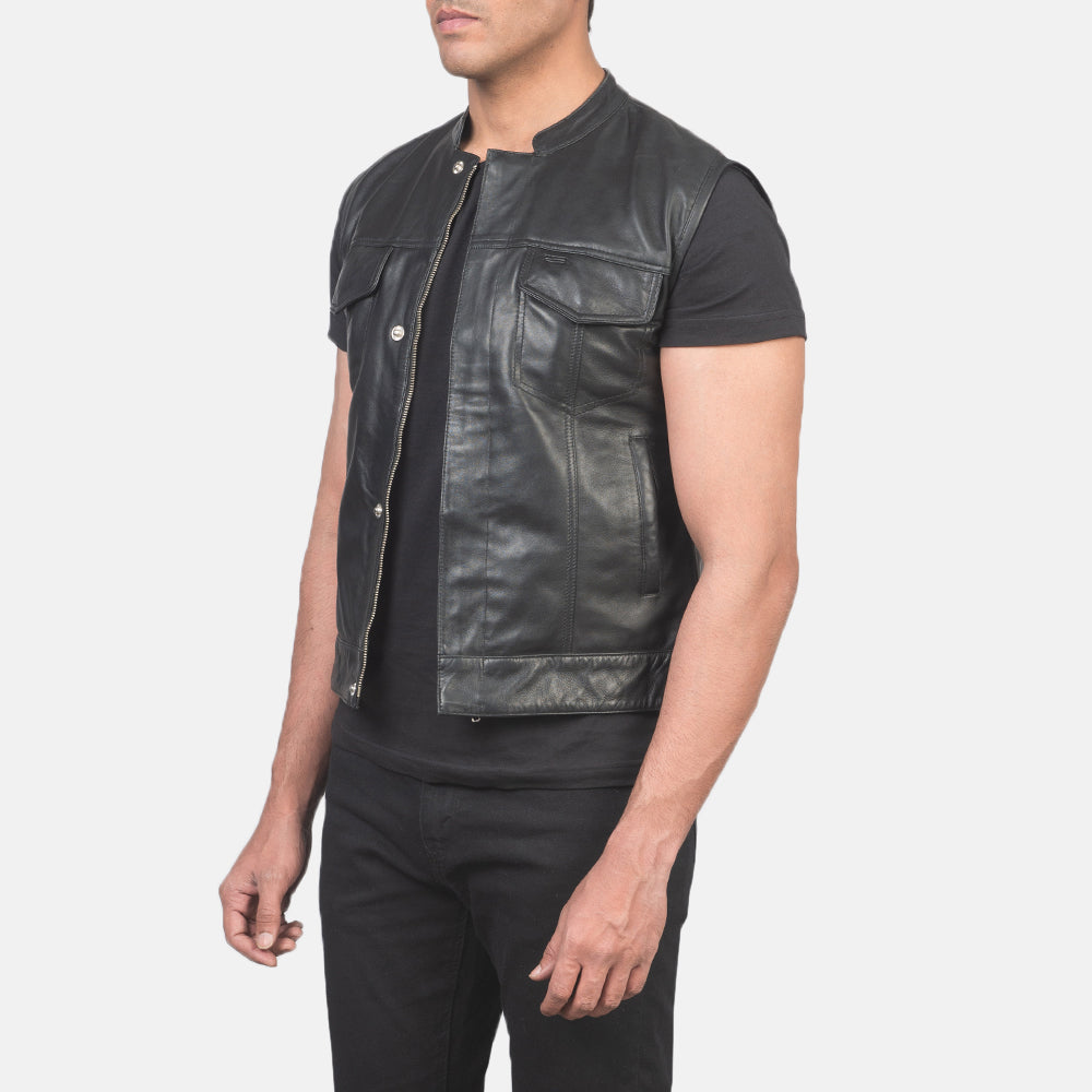 
Black Sheepskin Leather Biker Jacket - Вигляд ззаду з ідеальною посадкою по плечах та рівним подолом
