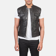 
Atlas Moto Коричневий Шкіряний жилет для Чоловіків in Brown Sheepskin Leather - Вигляд спереду та приталений силует | Купити в офіційному онлайн-магазині