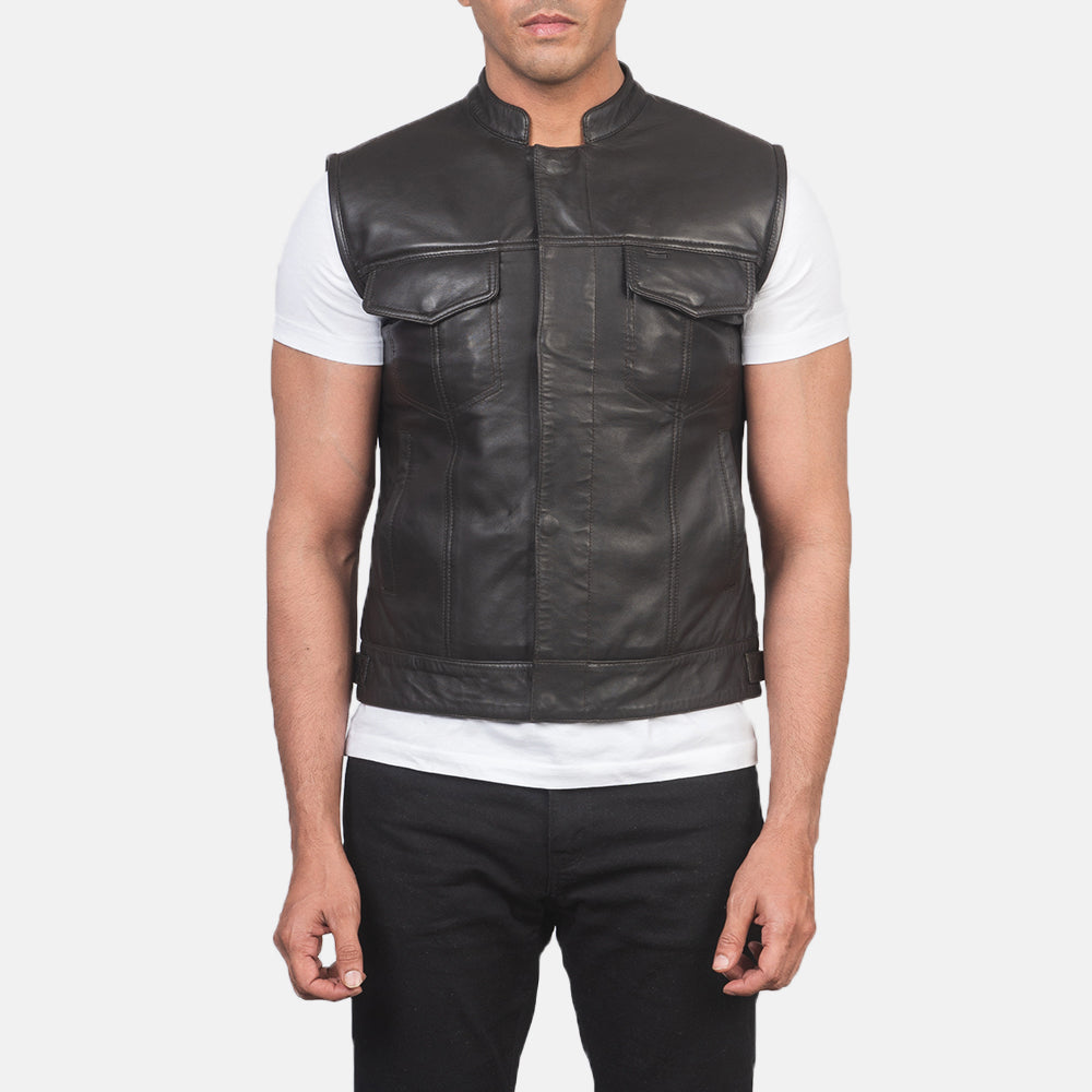 
Крупний план деталей of Band & Zipper with Button Flap Hardware on Atlas Moto Коричневий Шкіряний жилет для Чоловіків