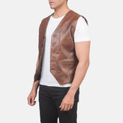 
Brown Cowhide leather Vest - Вигляд ззаду з ідеальною посадкою по плечах та рівним подолом