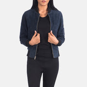 
Ava Ma-1 Blue Suede Bomber Jacket in Blue Sheepskin Suede - Вигляд спереду та приталений силует | Купити в офіційному онлайн-магазині