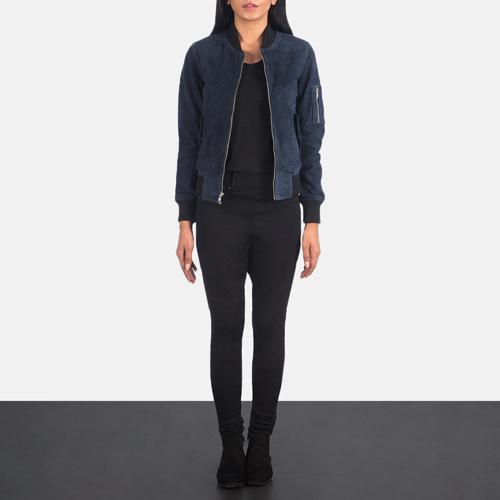 
Ava Ma-1 Blue Suede Bomber Jacket - Вигляд збоку з ергономічним кроєм рукава