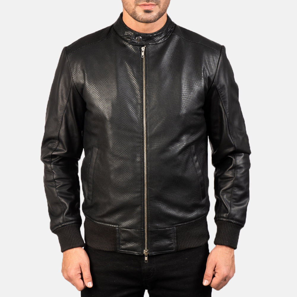 
Крупний план деталей of Band with Snap Button & Zipper with Dual Puller Hardware on Avan Black Leather Bomber Jacket