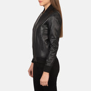 
Black Sheepskin Leather Bomber Jacket - Вигляд ззаду з ідеальною посадкою по плечах та рівним подолом