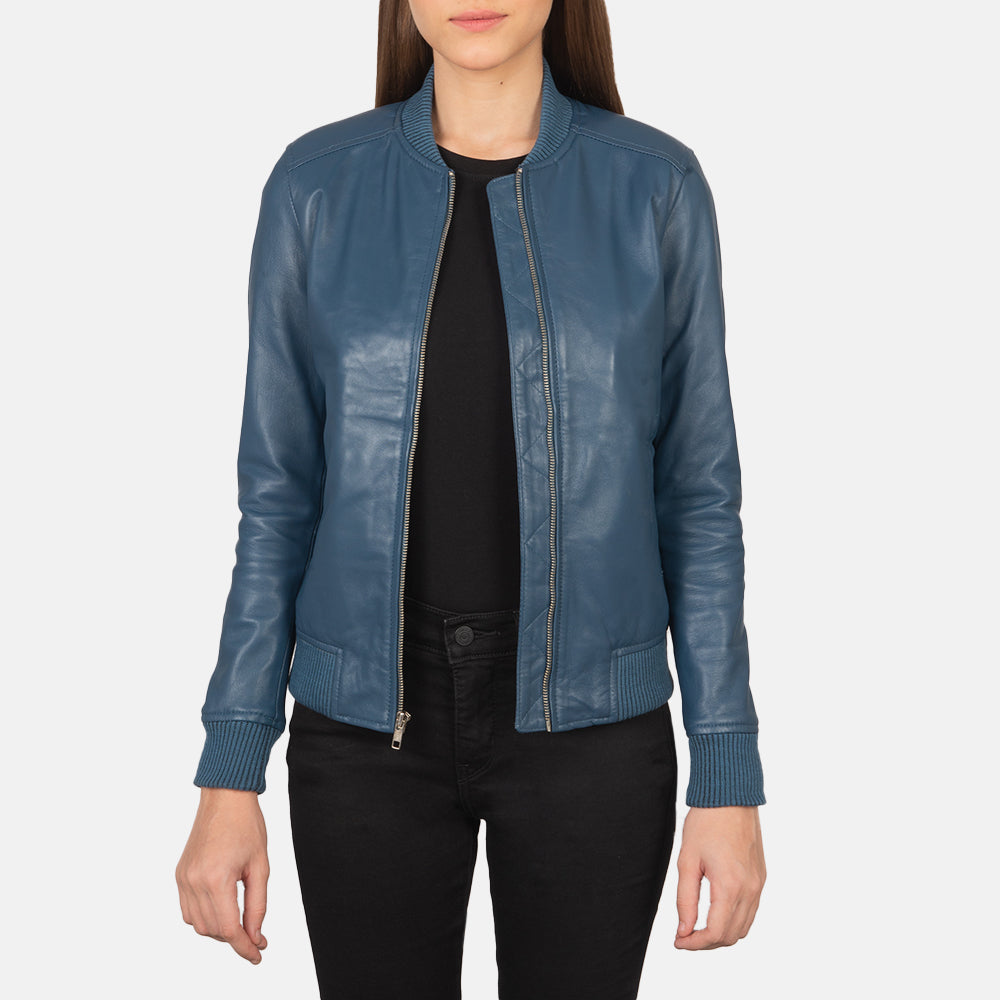 
Bliss Синій Шкіряний бомбер для Жінок in Blue Sheepskin Leather - Вигляд спереду та приталений силует | Купити в офіційному онлайн-магазині