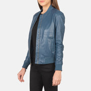 
Blue Sheepskin Leather Bomber Jacket - Вигляд ззаду з ідеальною посадкою по плечах та рівним подолом