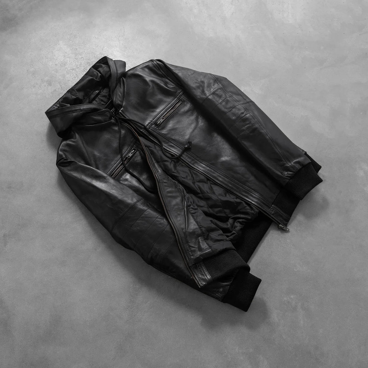 
Як виглядає на людині:  Bouncer Biz Black Leather Hooded Bomber Jacket на моделі — природне спадання при денному світлі