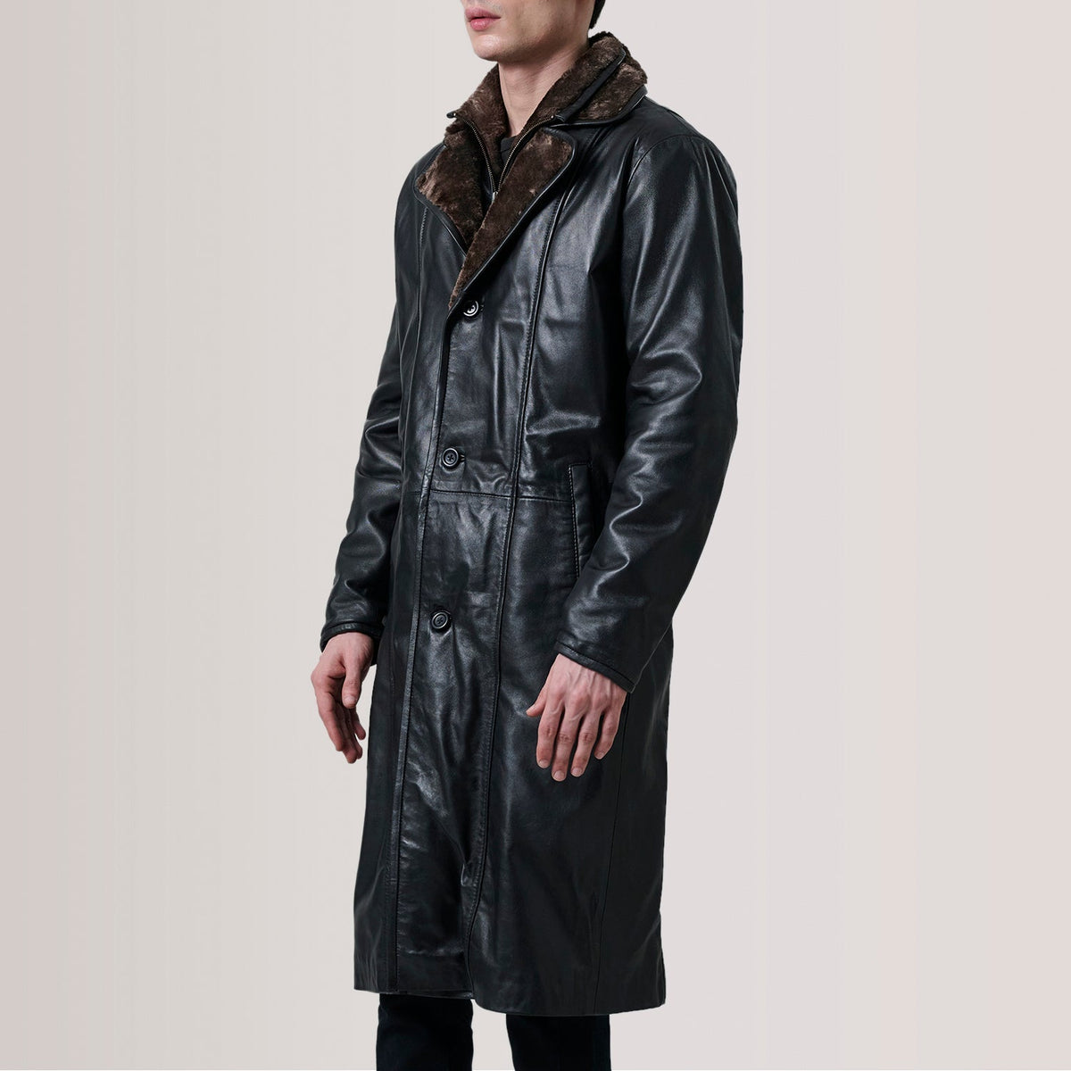 
Cai Чорний Leather Shearling Шкіряне пальто для Чоловіків For Men - Вигляд збоку з ергономічним кроєм рукава