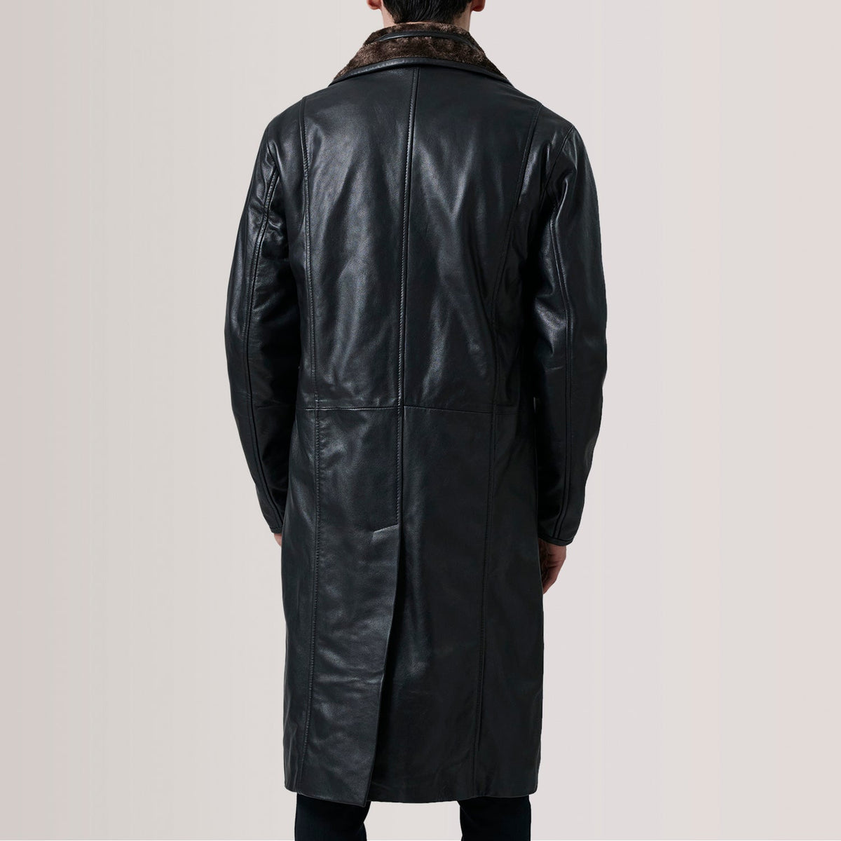 
Крупний план деталей of Notch & Button Hardware on Cai Чорний Leather Shearling Шкіряне пальто для Чоловіків For Men