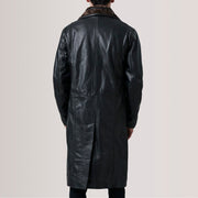 
Крупний план деталей of Notch & Button Hardware on Cai Чорний Leather Shearling Шкіряне пальто для Чоловіків For Men