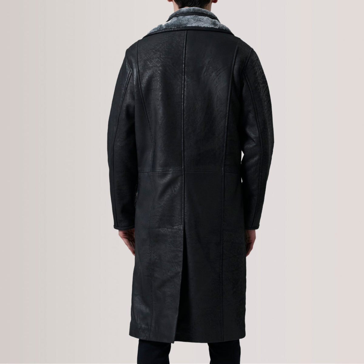 
Крупний план деталей of Notch & Button Hardware on Cai Distressed Чорний Leather Shearling Шкіряне пальто для Чоловіків For Men