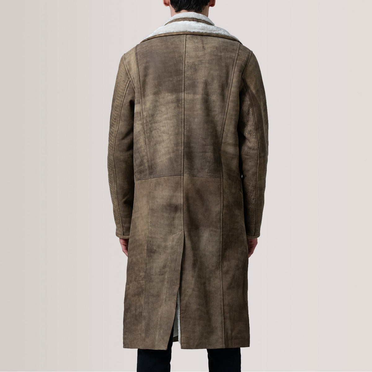Крупний план деталей of Notch & Button Hardware on Cai Distressed Brown Leather Shearling Coat For Men
