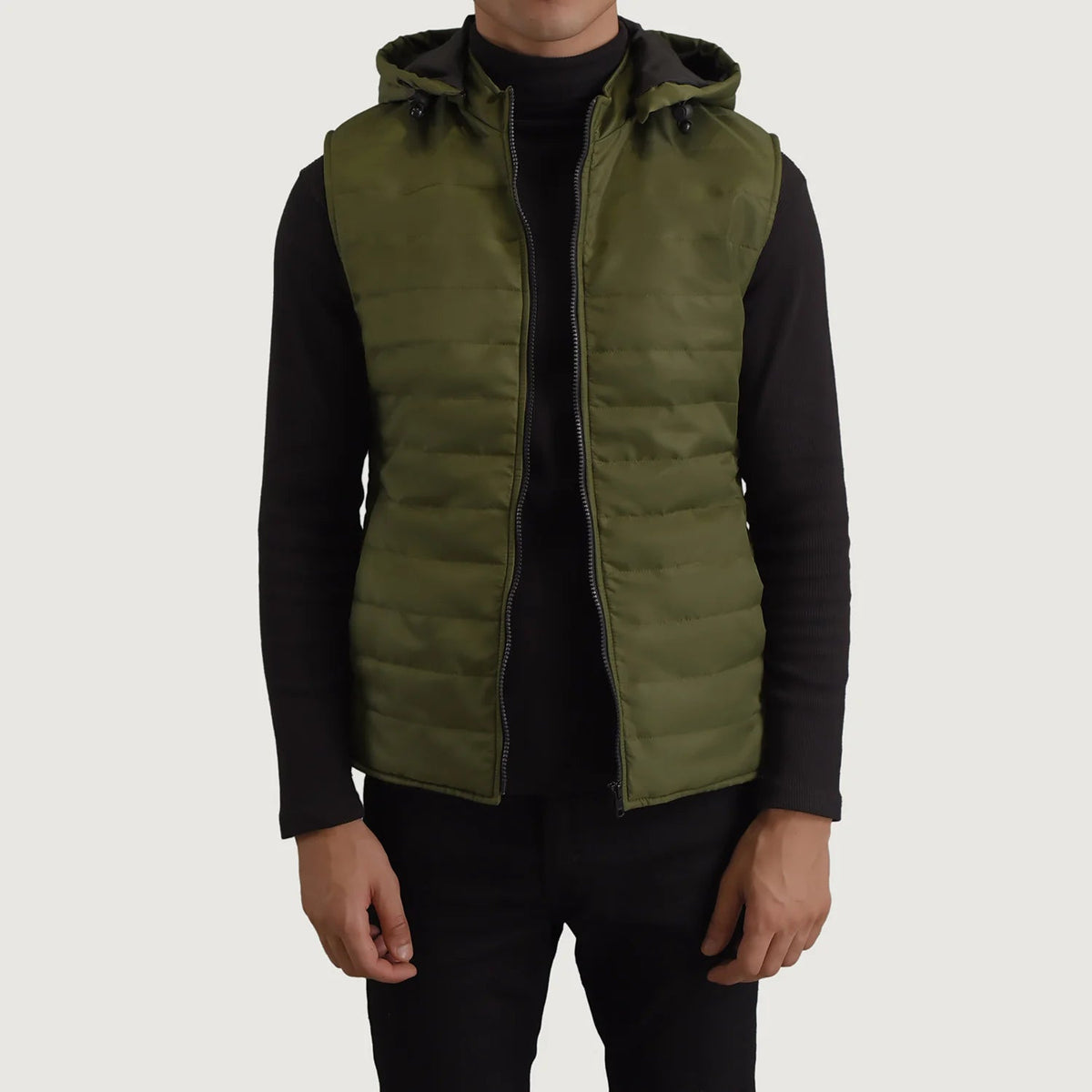
Carlo Оливковий Утеплена жилетка з капюшоном для Чоловіків in Green Full-Grain Leather - Вигляд спереду та приталений силует | Купити в офіційному онлайн-магазині