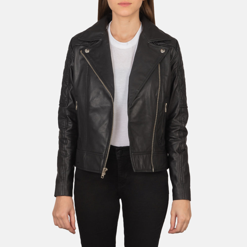 
Carolyn Quilted Black Biker Jacket in Black Goatskin Leather - Вигляд спереду та приталений силует | Купити в офіційному онлайн-магазині