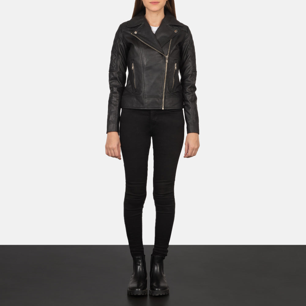 
Carolyn Quilted Black Biker Jacket - Вигляд збоку з ергономічним кроєм рукава
