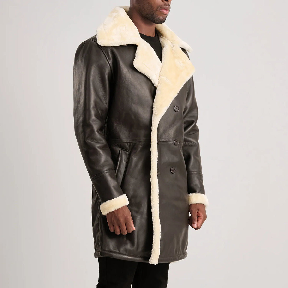 
Як виглядає на людині:  Charles Brown Suede Leather Shearling Double-Breasted Coat на моделі — природне спадання при денному світлі