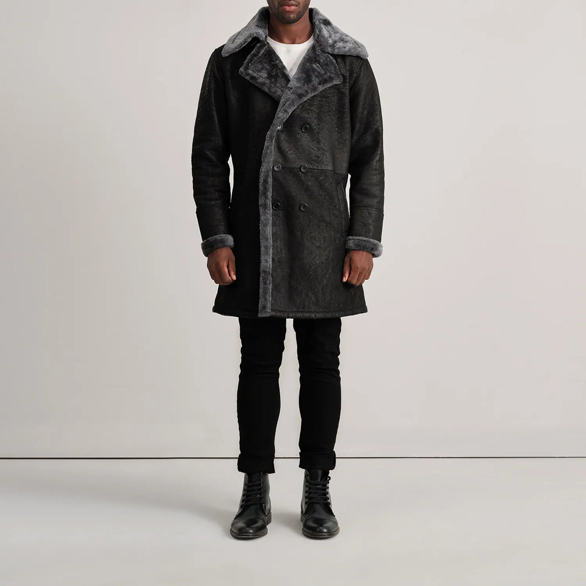 
Charles Brown Suede Leather Shearling Double-Breasted Coat - Вигляд збоку з ергономічним кроєм рукава