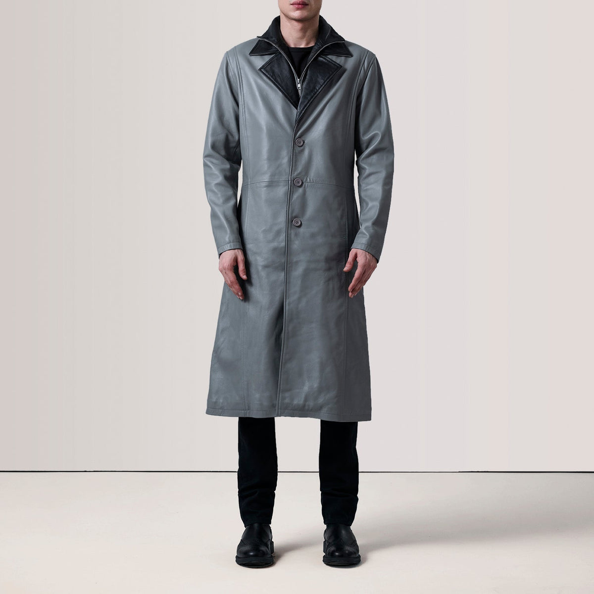 
Grey Sheepskin leather Coat - Вигляд ззаду з ідеальною посадкою по плечах та рівним подолом