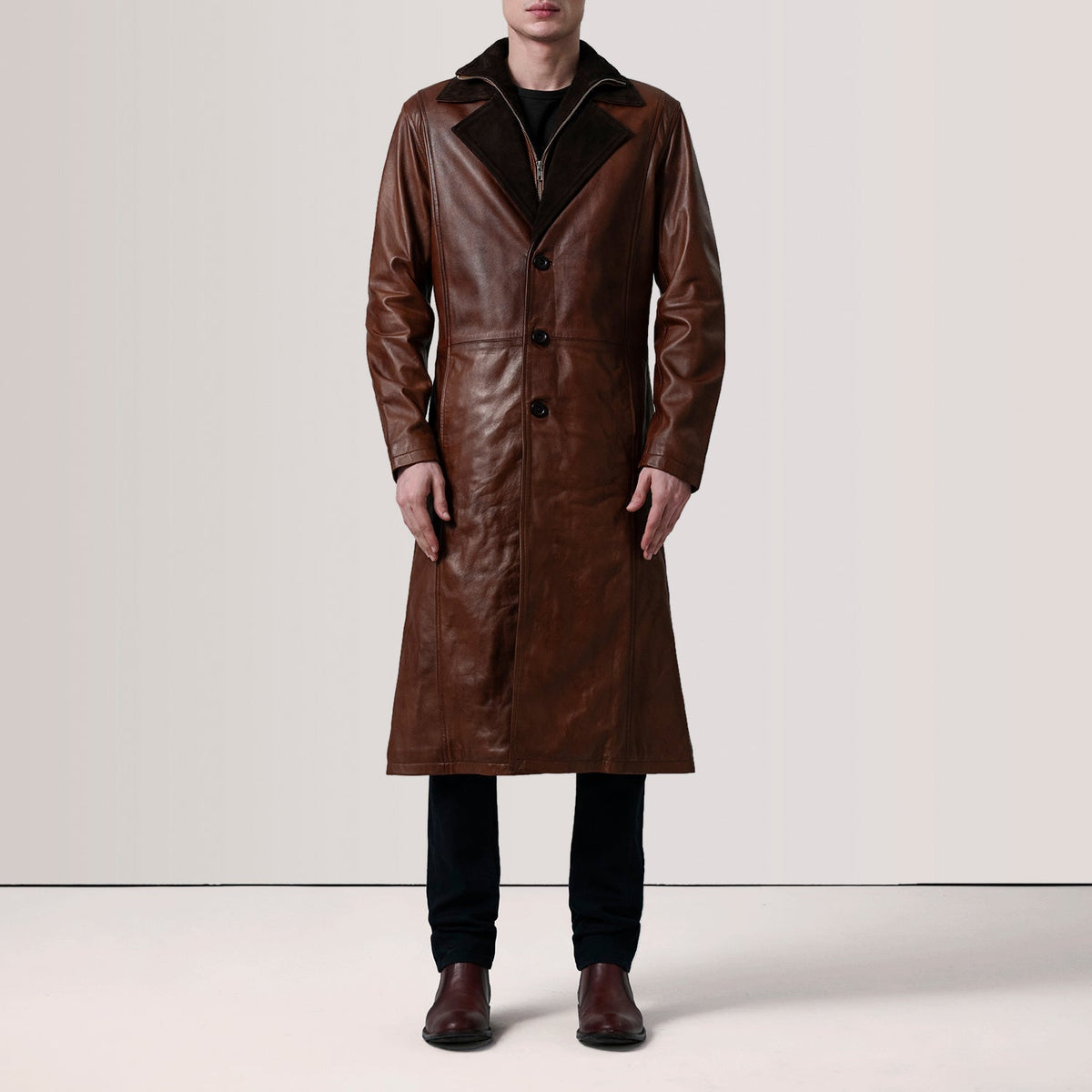 
Distressed Brown Sheepskin Burnished Leather Coat - Вигляд ззаду з ідеальною посадкою по плечах та рівним подолом