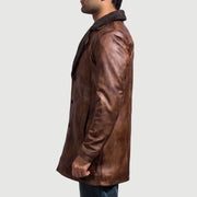 
Крупний план деталей of Notch & Button Hardware on Cinnamon Distressed Leather Fur Шкіряне пальто для Чоловіків