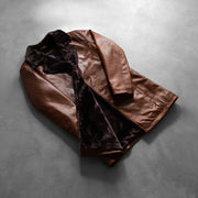 
Як виглядає на людині:  Cinnamon Distressed Leather Fur Шкіряне пальто для Чоловіків на моделі — природне спадання при денному світлі