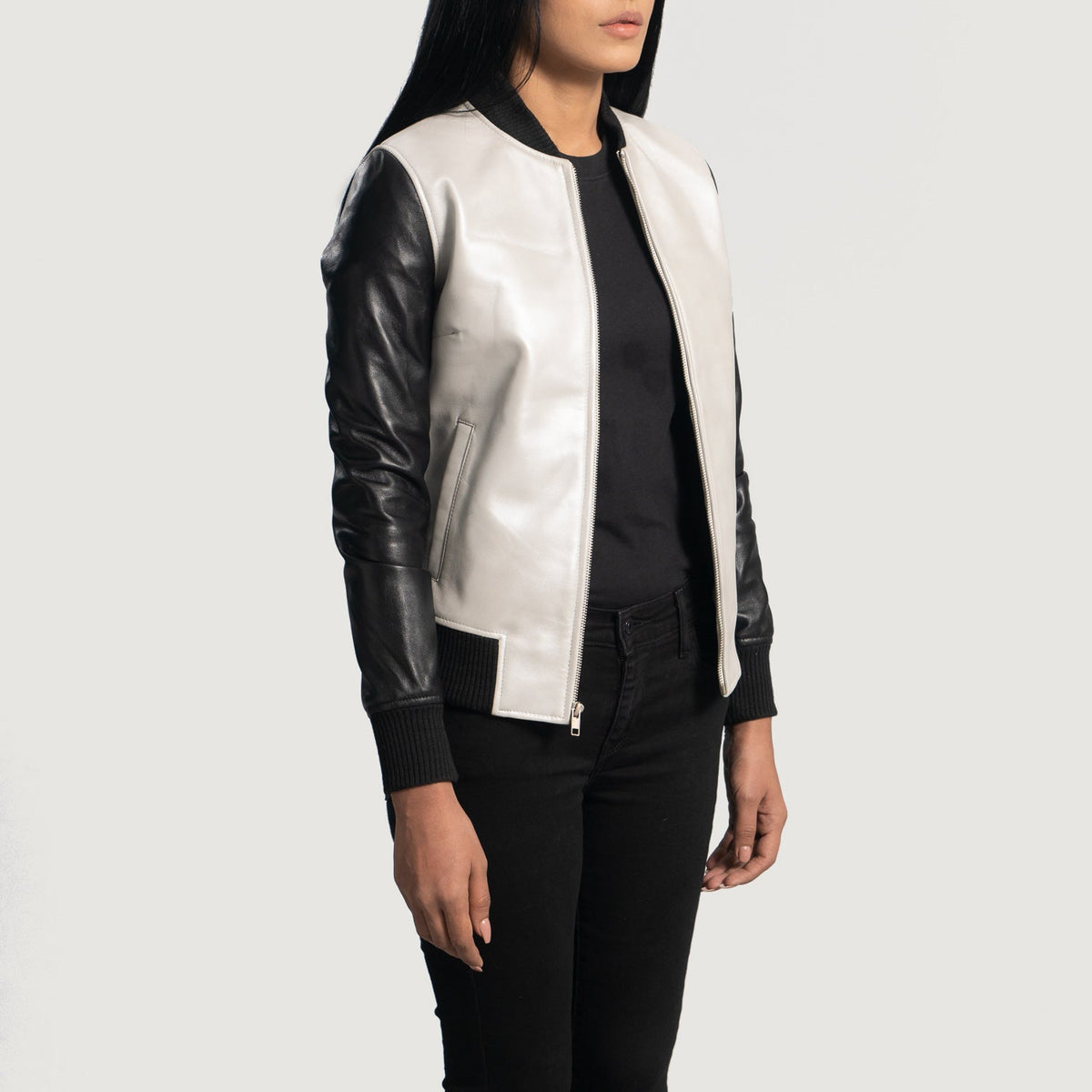 
Silver & Black Sheepskin Leather Bomber Jacket - Вигляд ззаду з ідеальною посадкою по плечах та рівним подолом