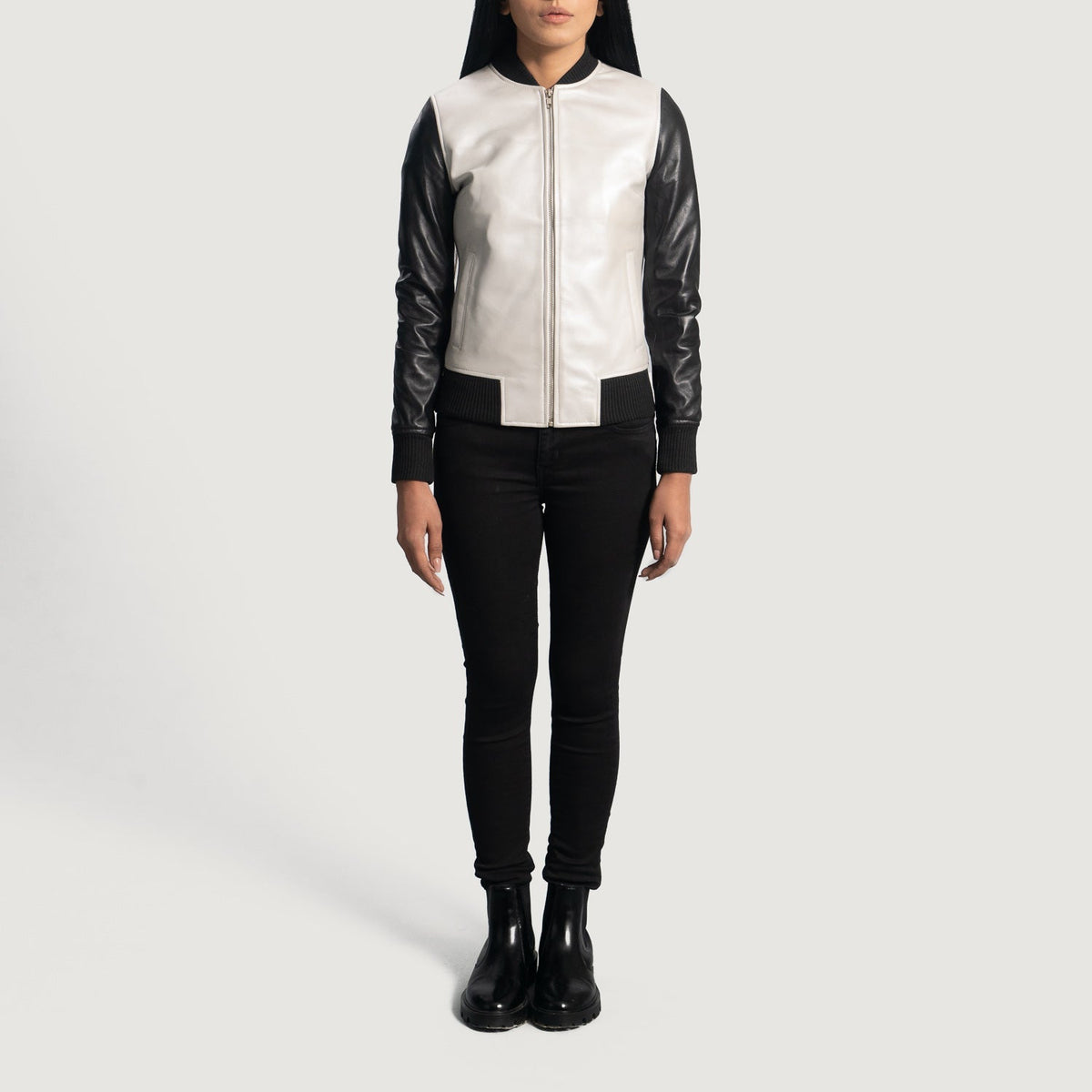 
Крупний план деталей of Varsity & Zipper Hardware on Cole Silver Шкіряний бомбер для Жінок